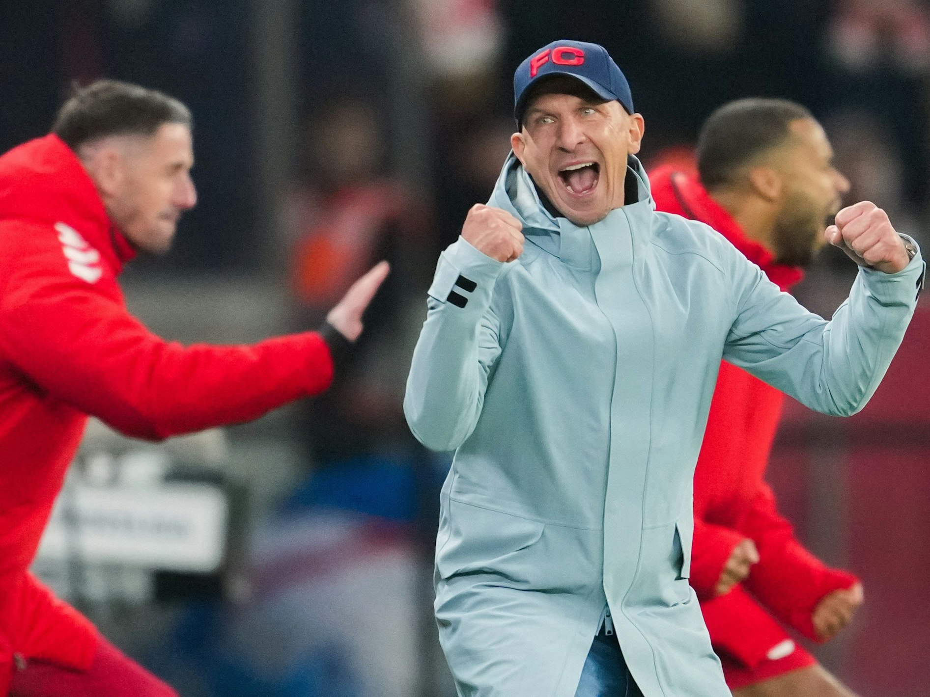 Kölns Trainer Gerhard Struber jubelt nach dem Schlusspfiff über den 1:0-Sieg.
