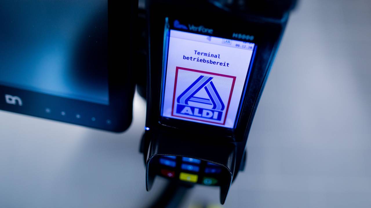 Das Logo von Aldi Nord ist auf einem Zahlungsgerät in einer Aldi-Filiale an einer Kasse zu sehen.