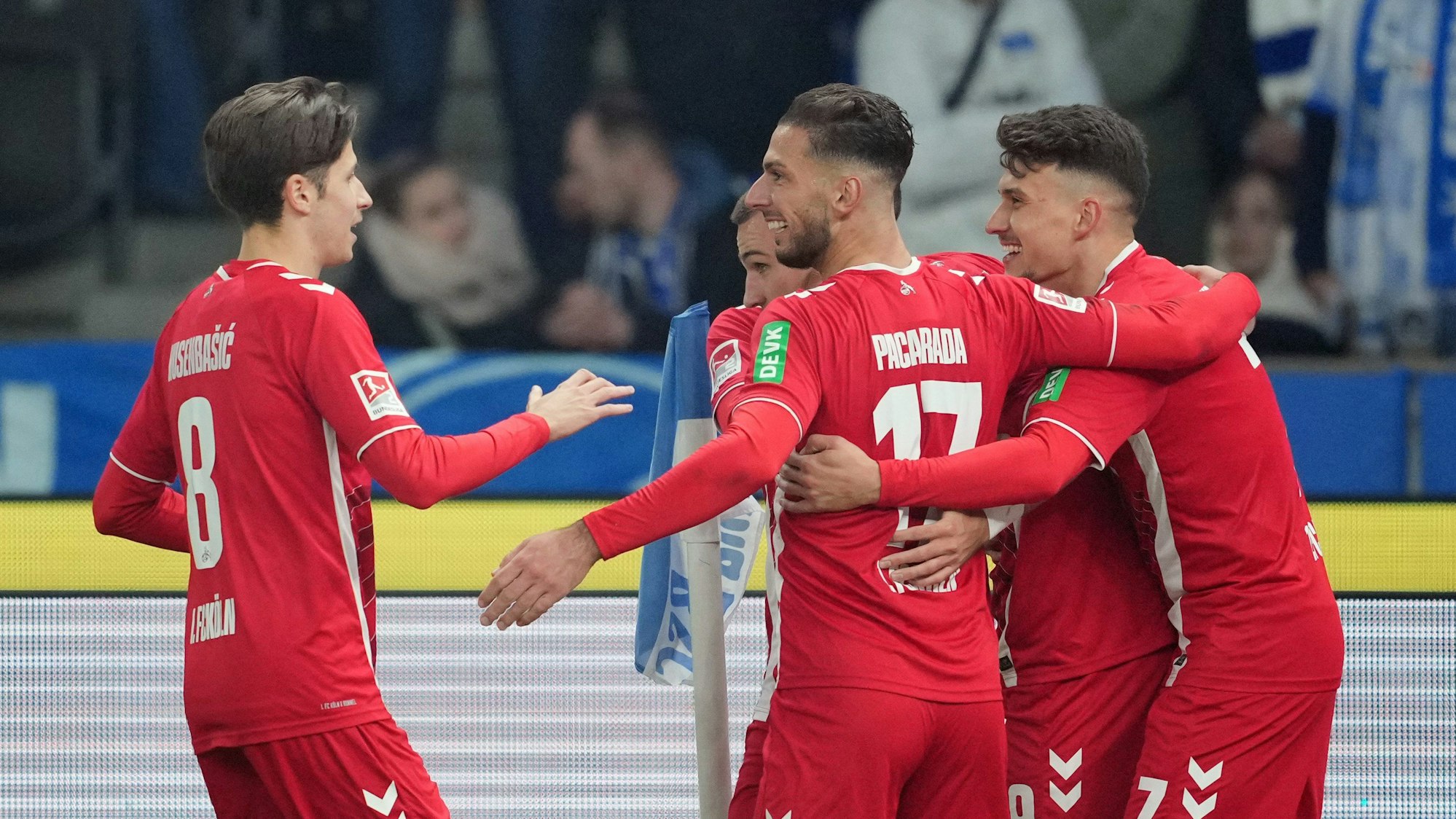 Die FC-Profis jubeln über das goldene Tor beim Auswärts-Erfolg gegen Hertha BSC in Berlin.