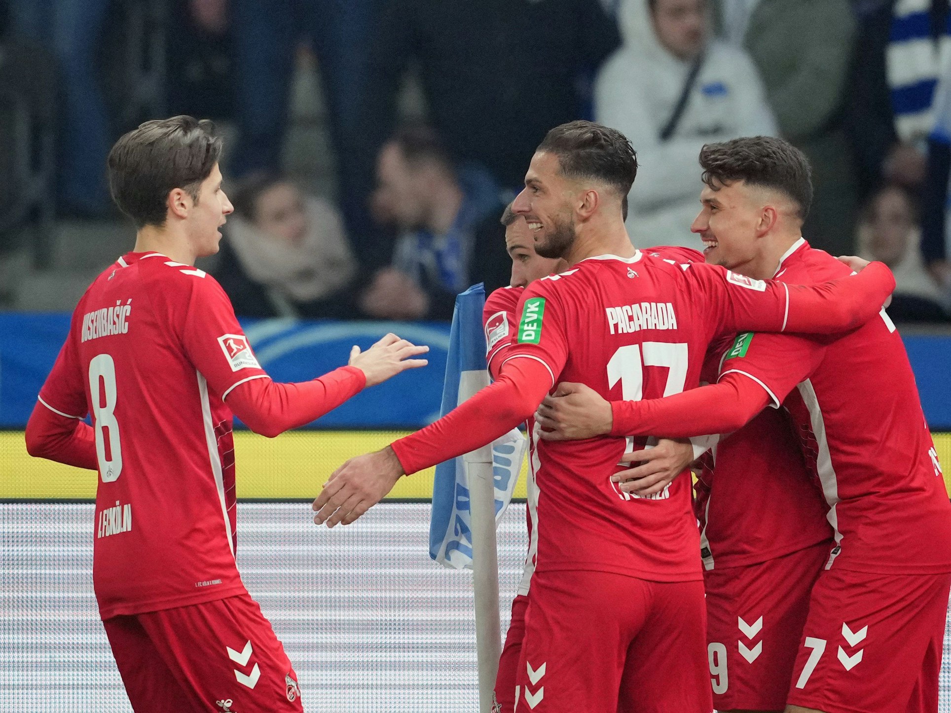 Olympiastadion: Kölns Spieler bejubeln den Treffer zum 1:0.