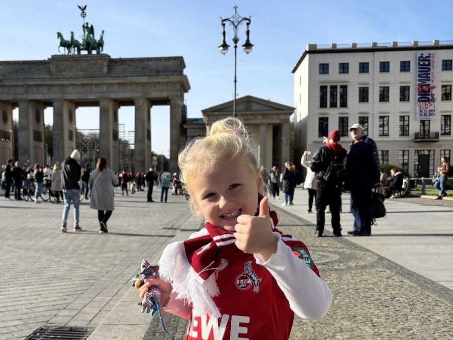 Die kleine Alva vor dem Brandenburger Tor.