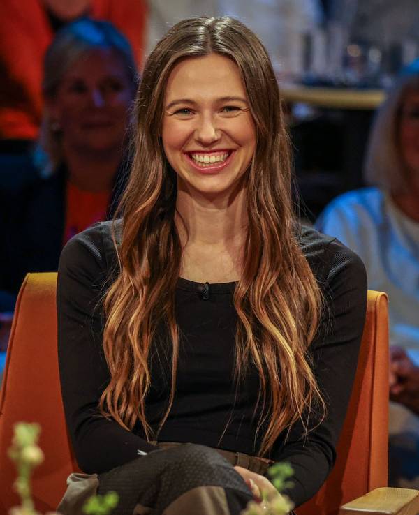 Die Motorrad-Weltreisende Ann-Kathrin „Affe“ Bendixen sitzt vor der Aufzeichnung der Talkshow „3nach9“ von Radio Bremen im Studio.