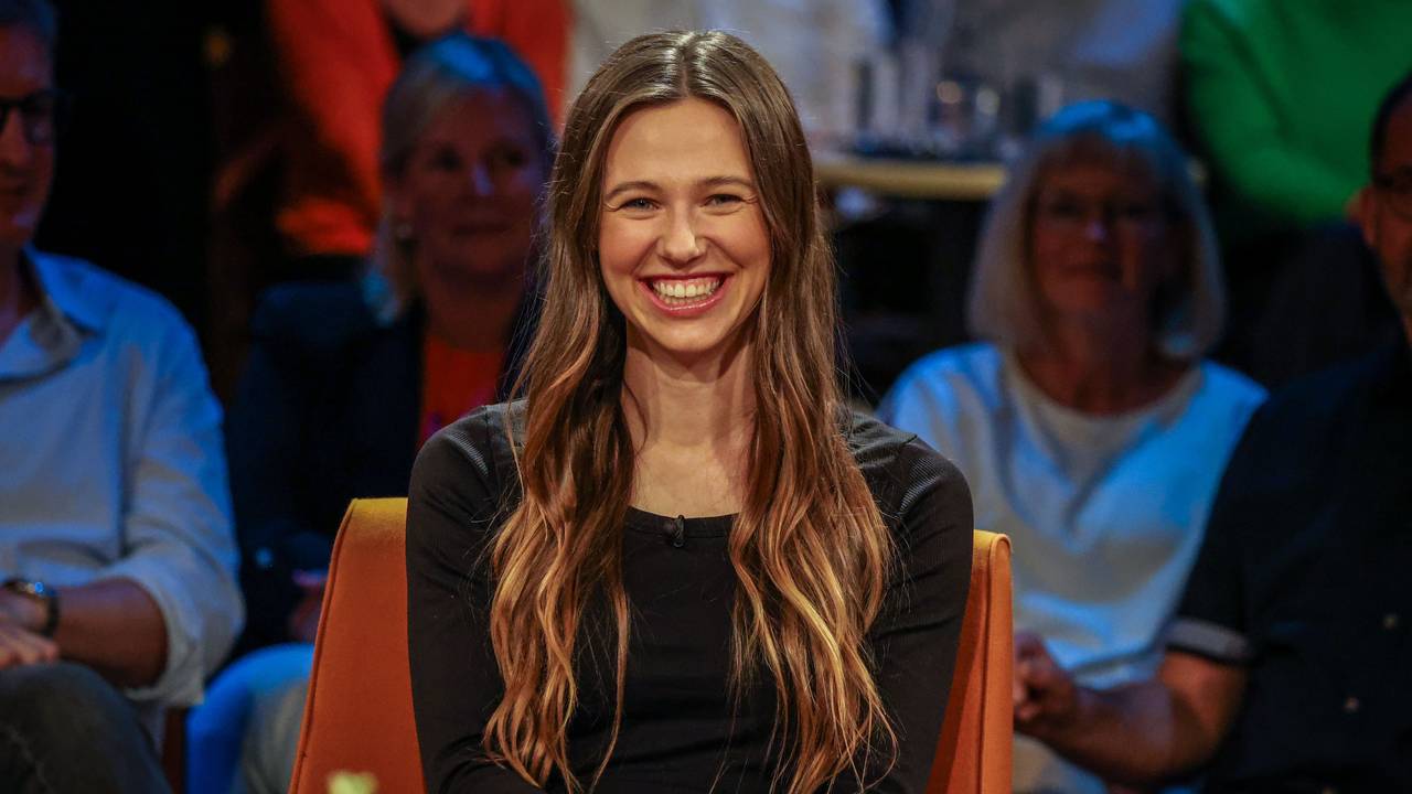 Die Motorrad-Weltreisende Ann-Kathrin „Affe“ Bendixen sitzt vor der Aufzeichnung der Talkshow „3nach9“ von Radio Bremen im Studio.