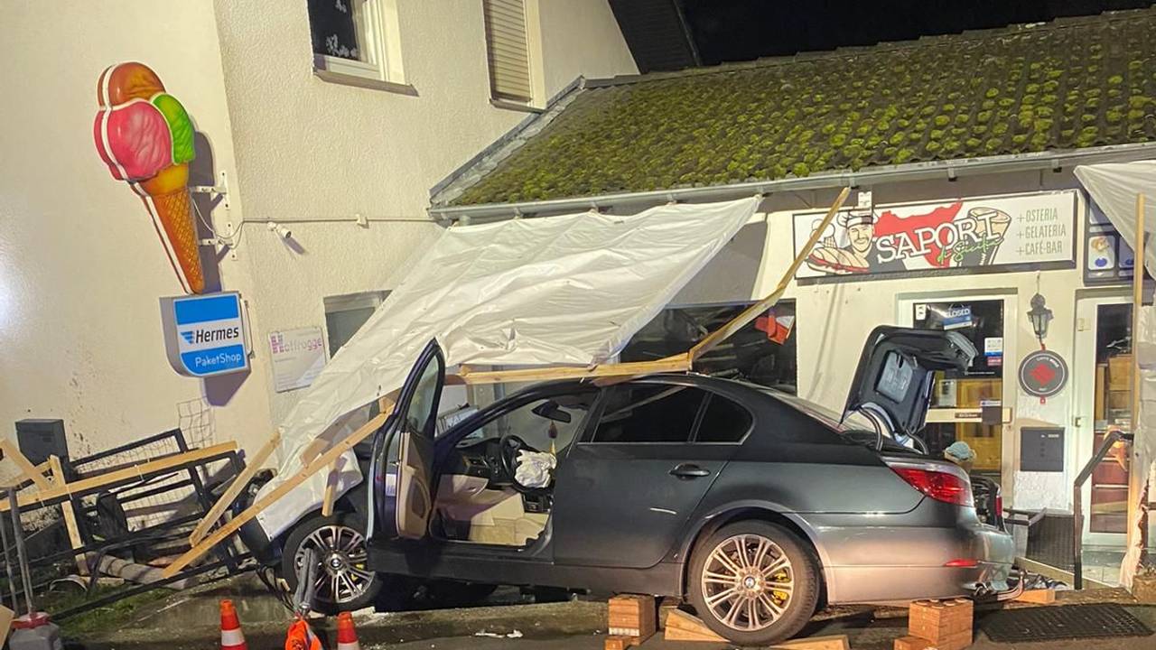 Mit einem BMW krachte eine junge Frau in der Nacht zu Sonntag in ein Eiscafé in Odenthal-Blecher.