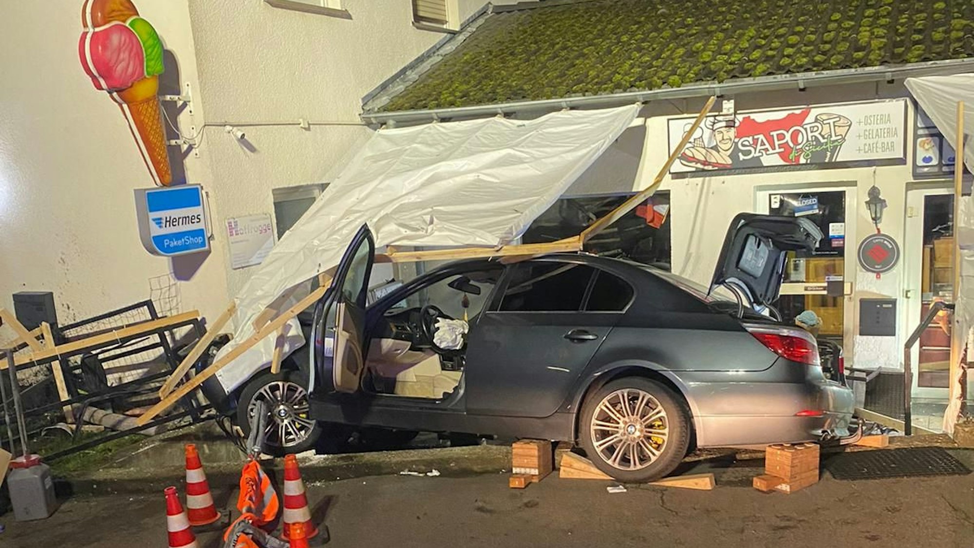Mit einem BMW krachte eine junge Frau in der Nacht zu Sonntag in ein Eiscafé in Odenthal-Blecher.