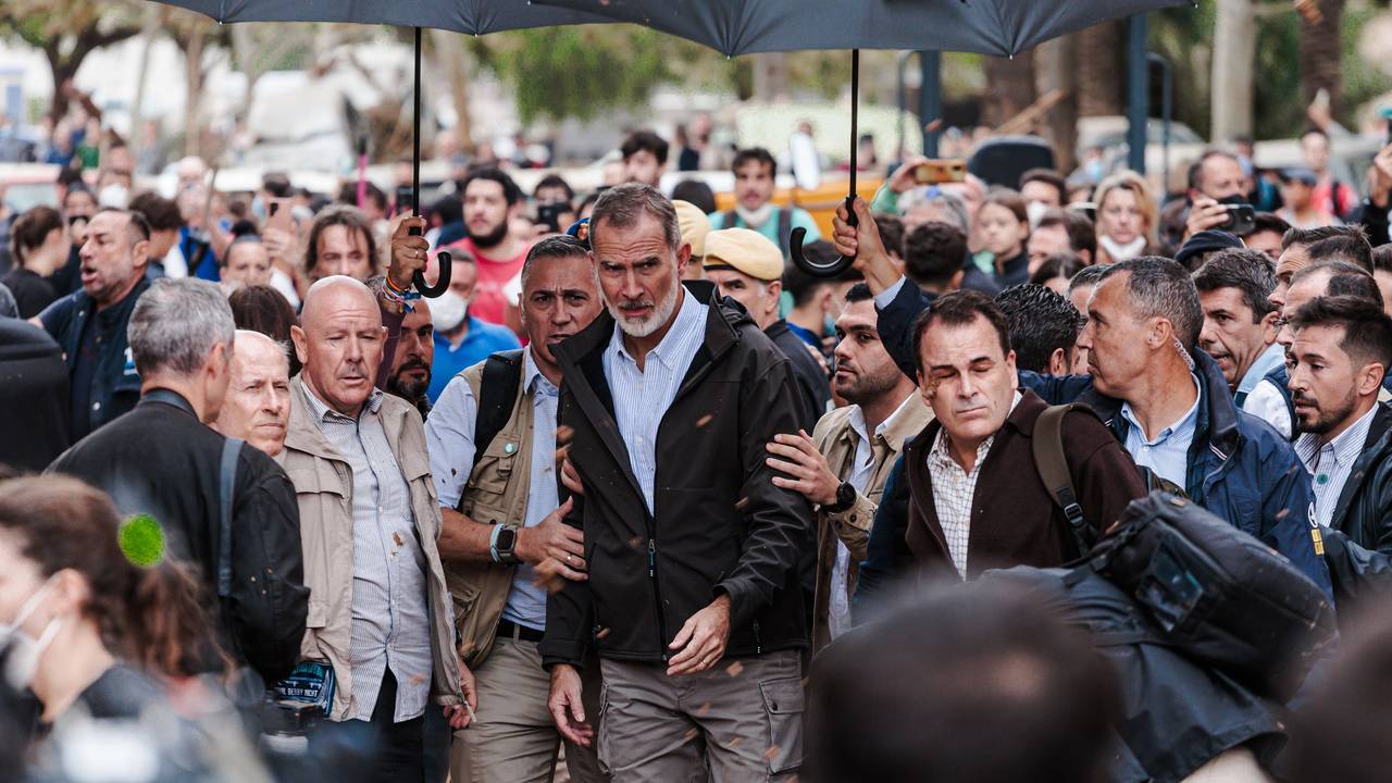 König Felipe VI. geht bei seinem Besuch in einem von den Überschwemmungen betroffenen Gebiet, nachdem eine Menge wütender Überlebender der Überschwemmungen in Spanien den spanischen König und Regierungsbeamte bei ihrem ersten Besuch in Paiporta bei Valencia, einer der am stärksten betroffenen Städte, mit Schlamm beworfen und beschimpft hatten.