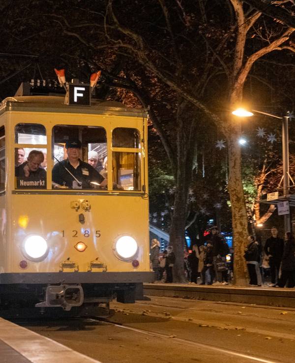 Eine historische Stadtbahn hält am Neumarkt in Köln