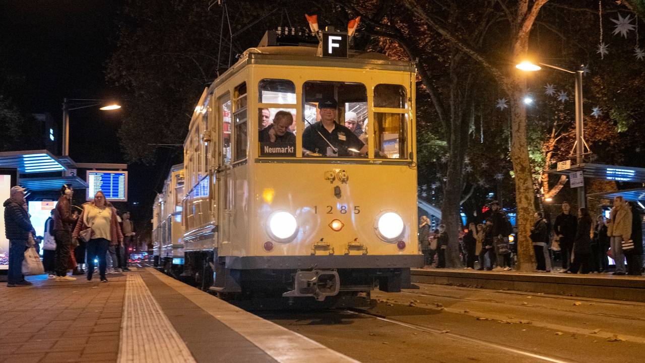 Eine historische Stadtbahn hält am Neumarkt in Köln