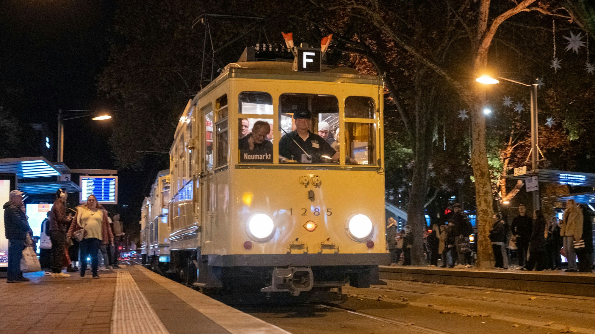 Eine historische Stadtbahn hält am Neumarkt in Köln