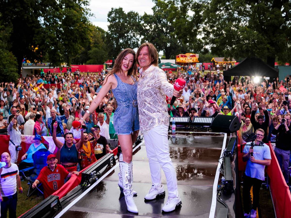 Sänger Jürgen Drews steht gemeinsam mit seiner Tochter Joelina Drews bei der Sommerparty Schlager Radio «SchlagerHammer» in der Orangerie vor den Fans auf der Bühne.