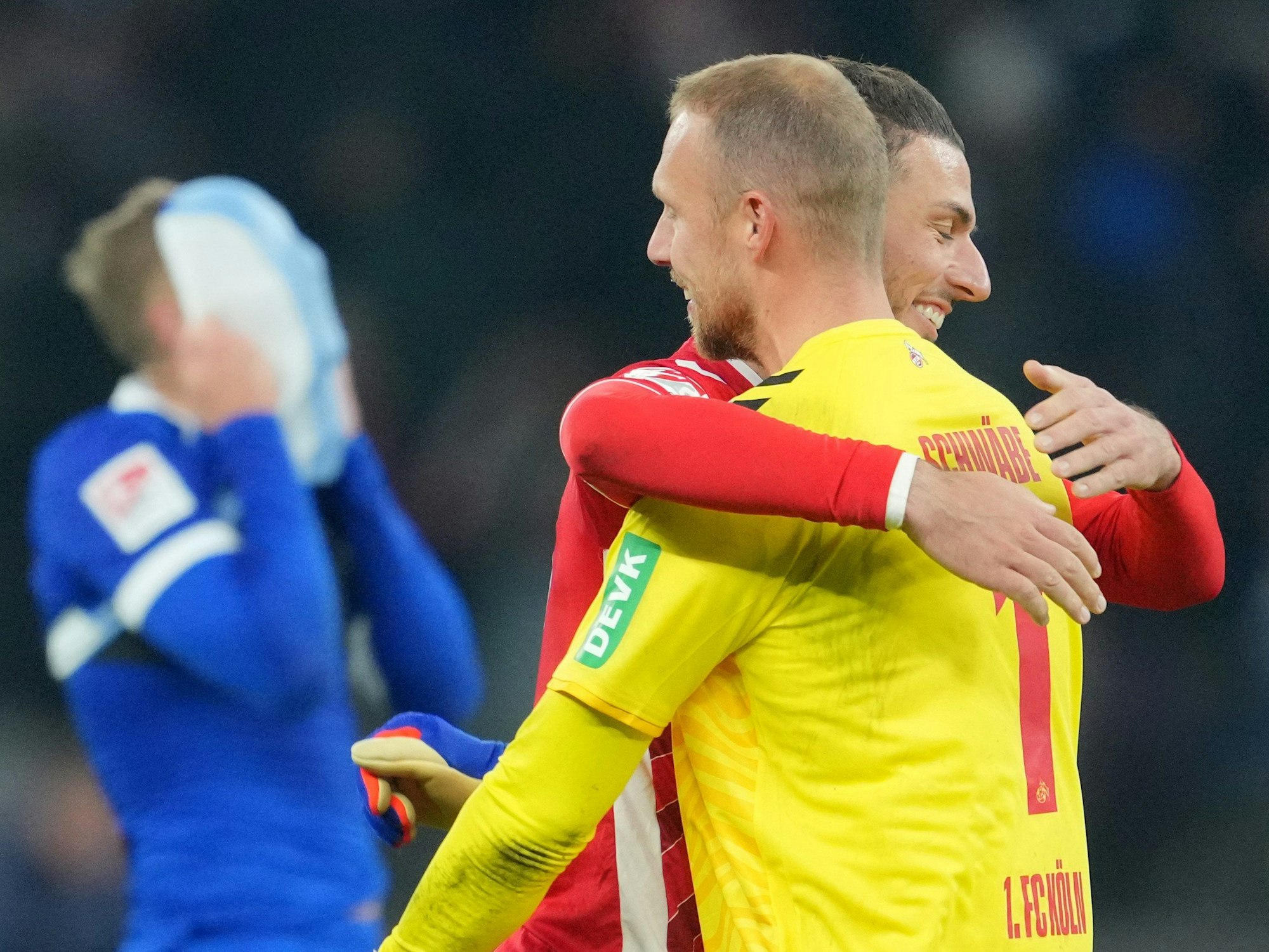 Marvin Schwäbe und Leart Pacarada fallen sich in die Arme.