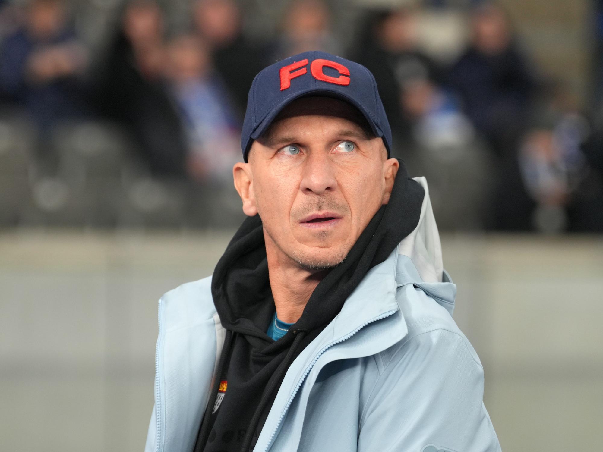 Kölns Cheftrainer Gerhard Struber kommt zum TV-Interview vor dem Spiel bei der Hertha.