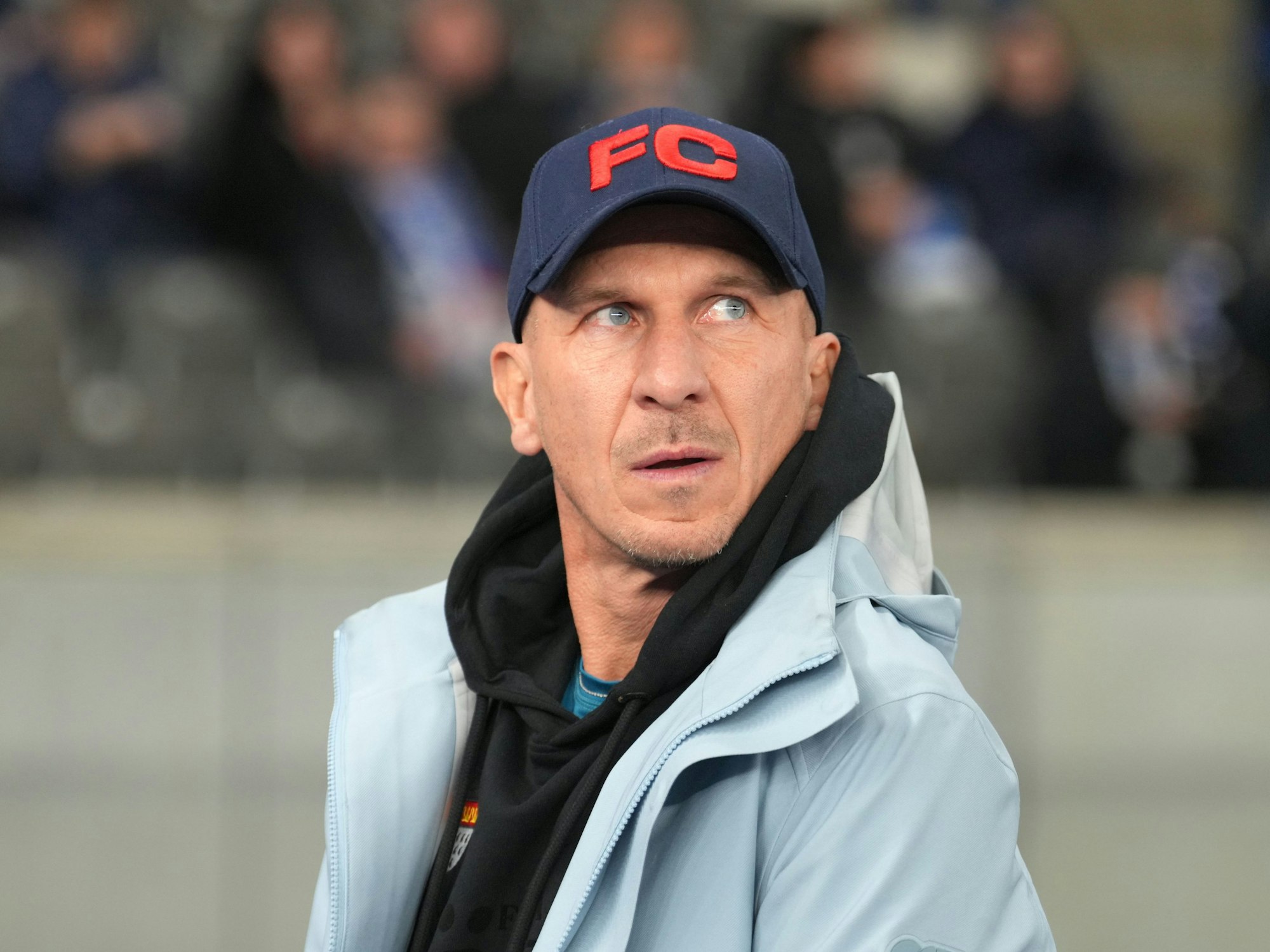 Kölns Cheftrainer Gerhard Struber kommt zum TV-Interview vor dem Spiel bei der Hertha.