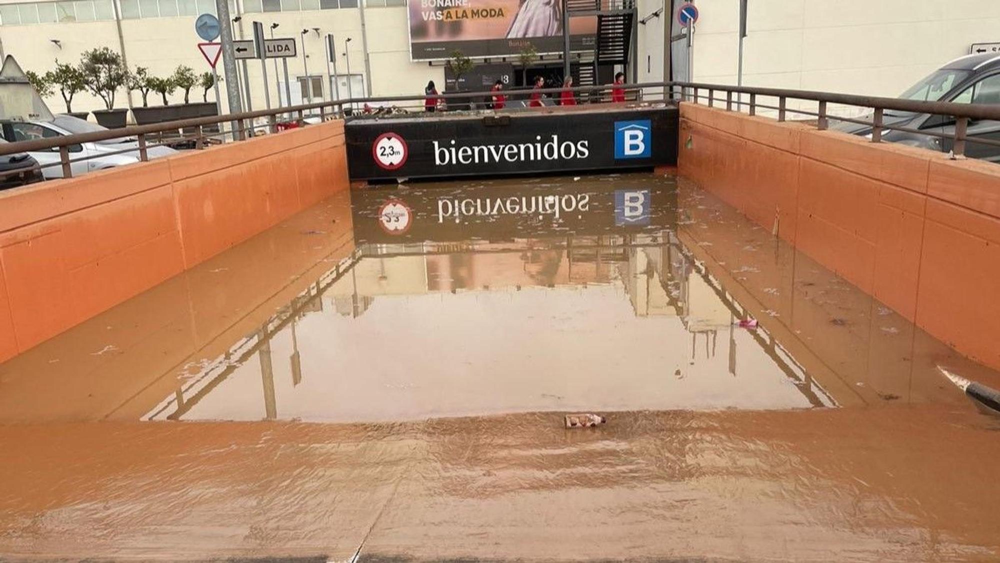 Das komplett überflutete Parkhaus im Einkaufscenter Bonaire in Valencia.
