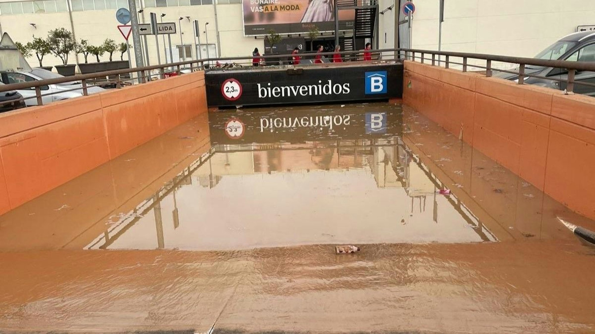 Das komplett überflutete Parkhaus im Einkaufscenter Bonaire in Valencia.