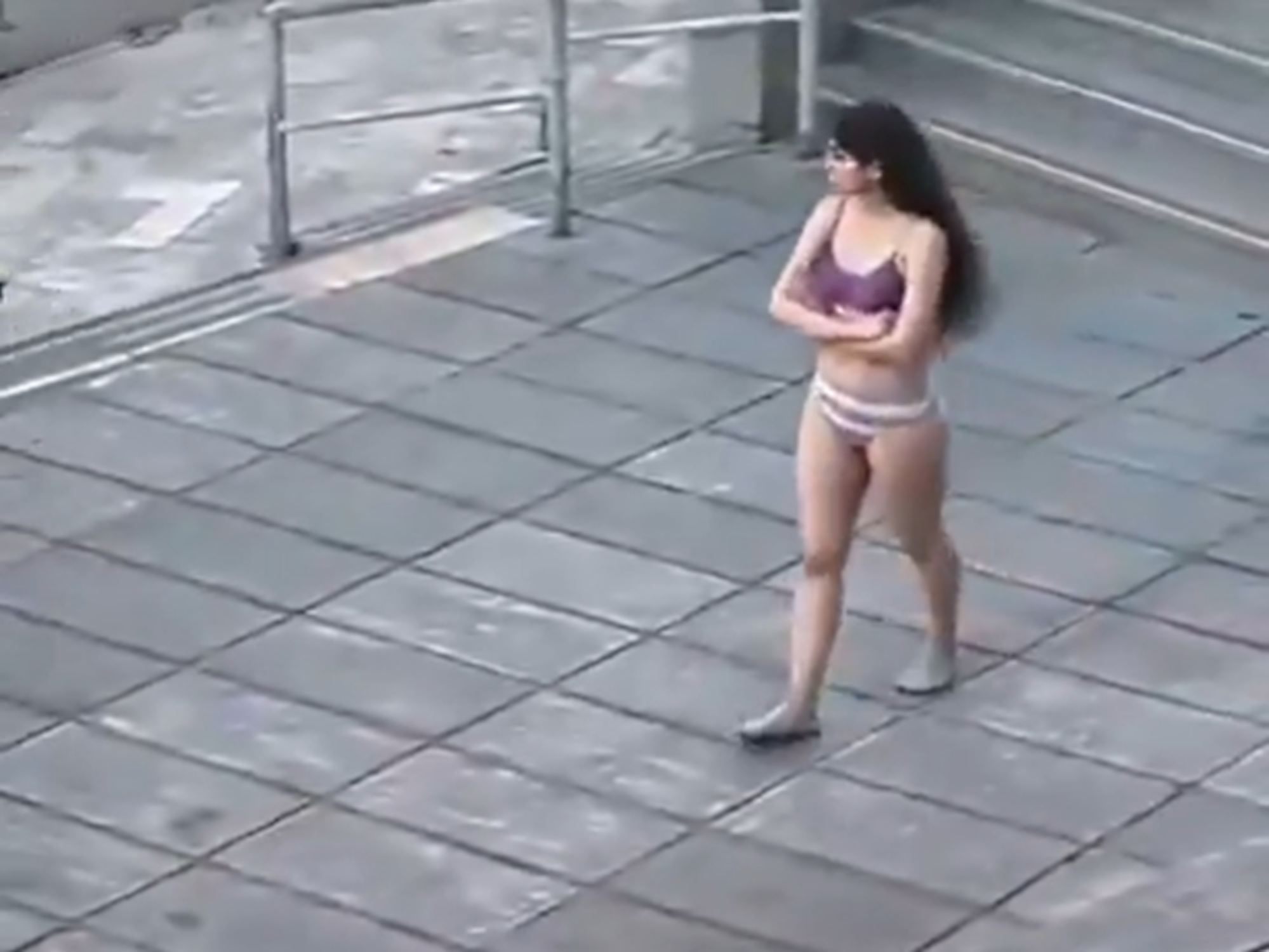 Eine Frau hat sich in Iran in der Öffentlichkeit ausgezogen, laut Berichten als Widerstand gegen die strengen Vorschriften für Frauen in dem Land. Videos von dem Vorfall verbreiten sich in sozialen Netzwerken.