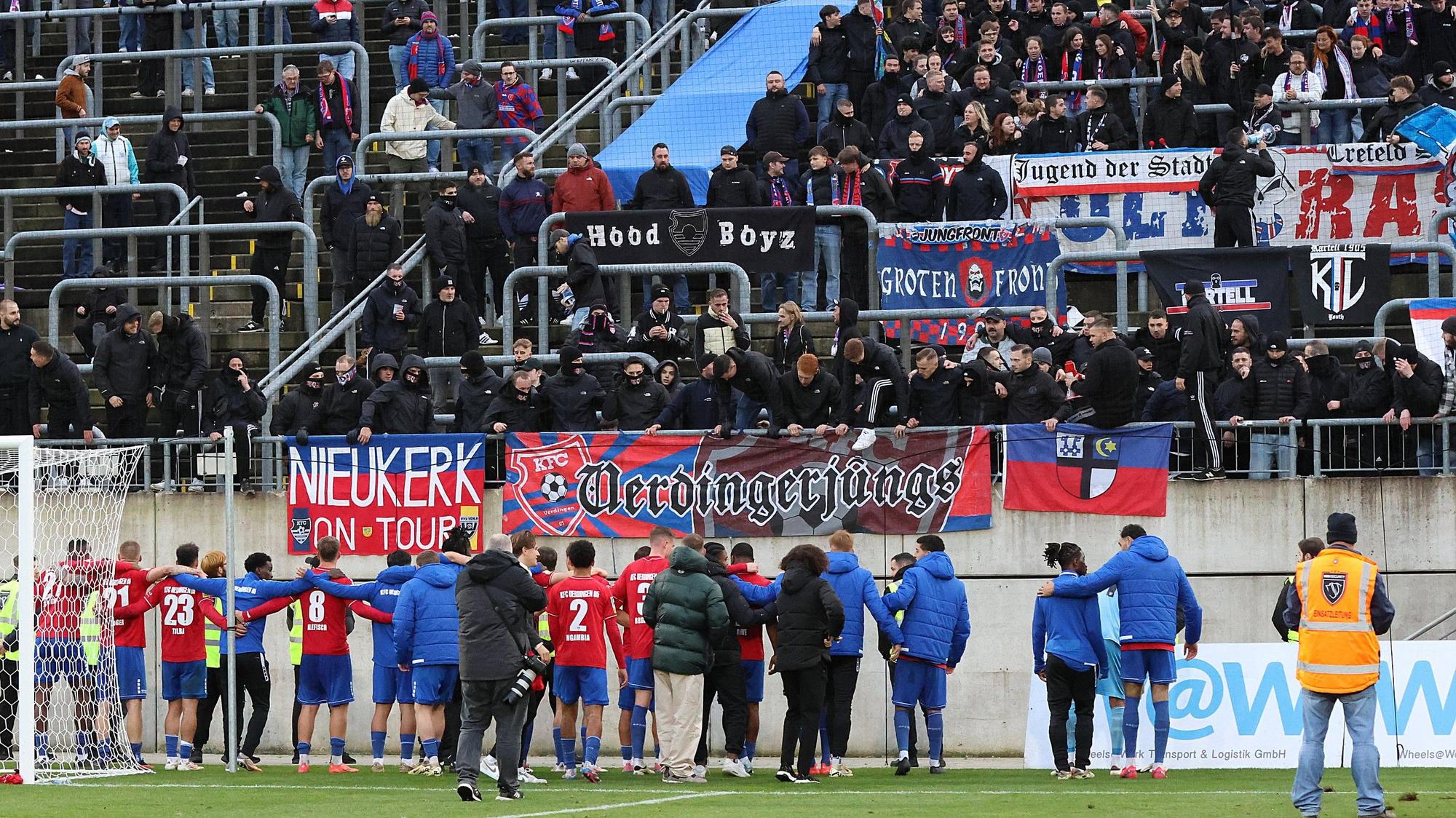 Die Spieler des KFC Uerdingen feiern den Sieg im Regionalliga-Duell in Wuppertal mit ihren Fans.