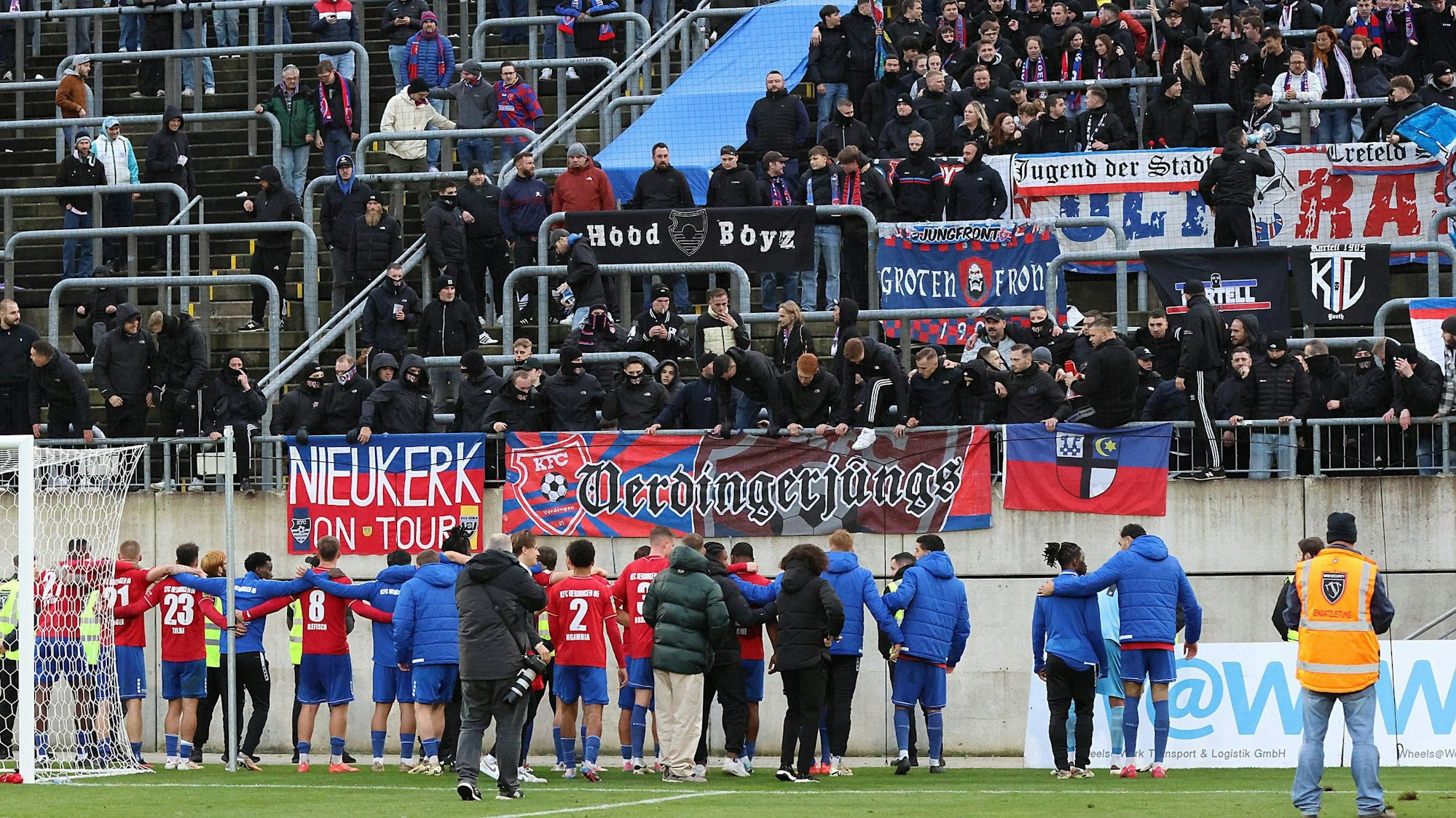 Die Spieler des KFC Uerdingen feiern den Sieg im Regionalliga-Duell in Wuppertal mit ihren Fans.