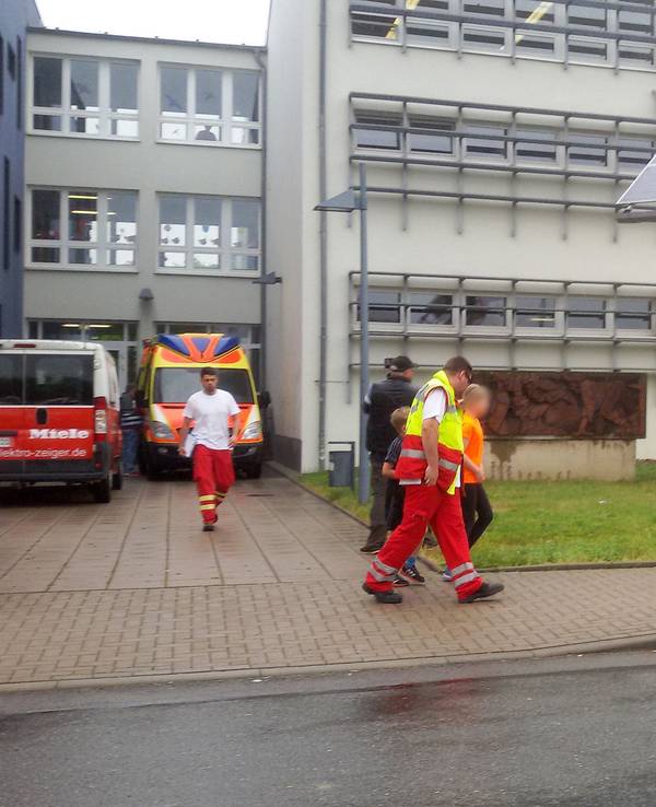 Das Foto zeigt einen Rettungseinsatz an einer Schule in Thüringen.