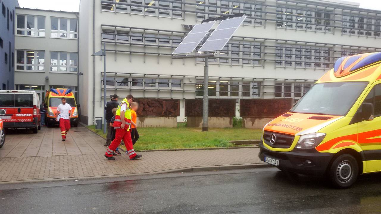 Das Foto zeigt einen Rettungseinsatz an einer Schule in Thüringen.