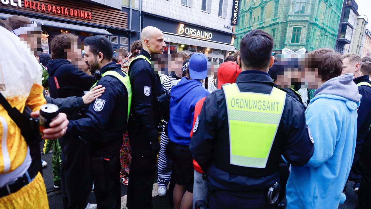 Feiernde und Mitarbeitende des Kölner Ordnungsamtes am 10. Februar 2024 auf der Zülpicher Straße