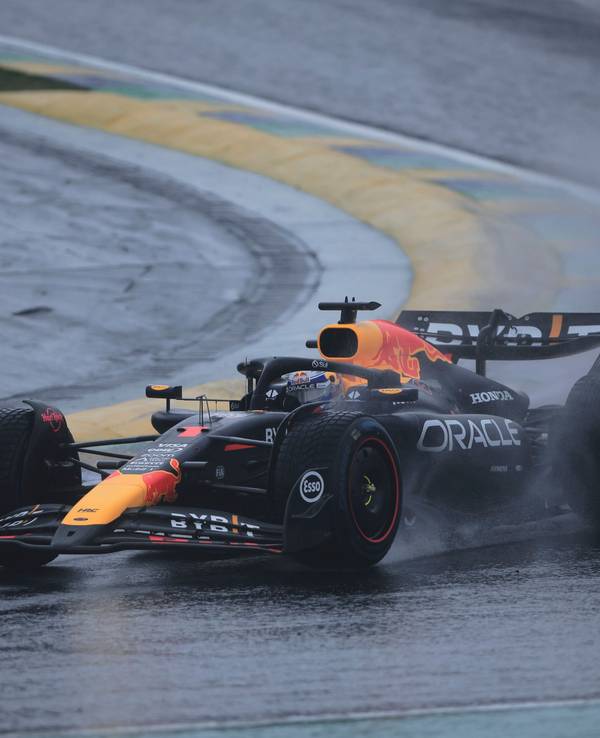 Red-Bull-Pilot Max Verstappen aus den Niederlanden steuert seinen Rennwagen.