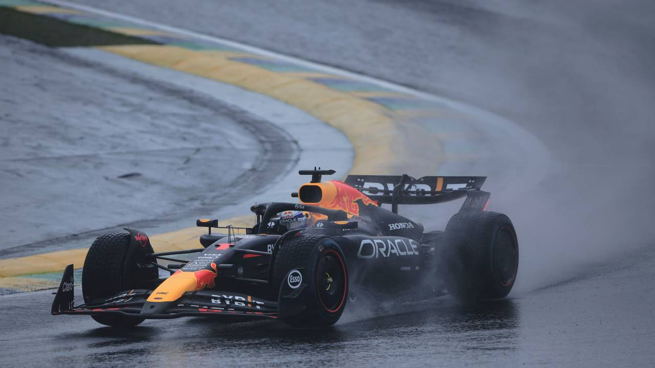 Red-Bull-Pilot Max Verstappen aus den Niederlanden steuert seinen Rennwagen.