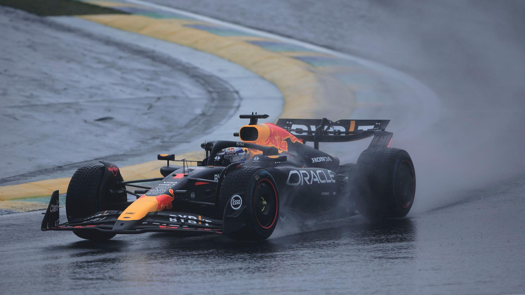 Red-Bull-Pilot Max Verstappen aus den Niederlanden steuert seinen Rennwagen.