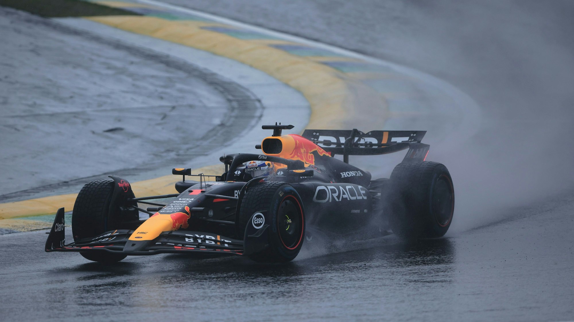 Red-Bull-Pilot Max Verstappen aus den Niederlanden steuert seinen Rennwagen.