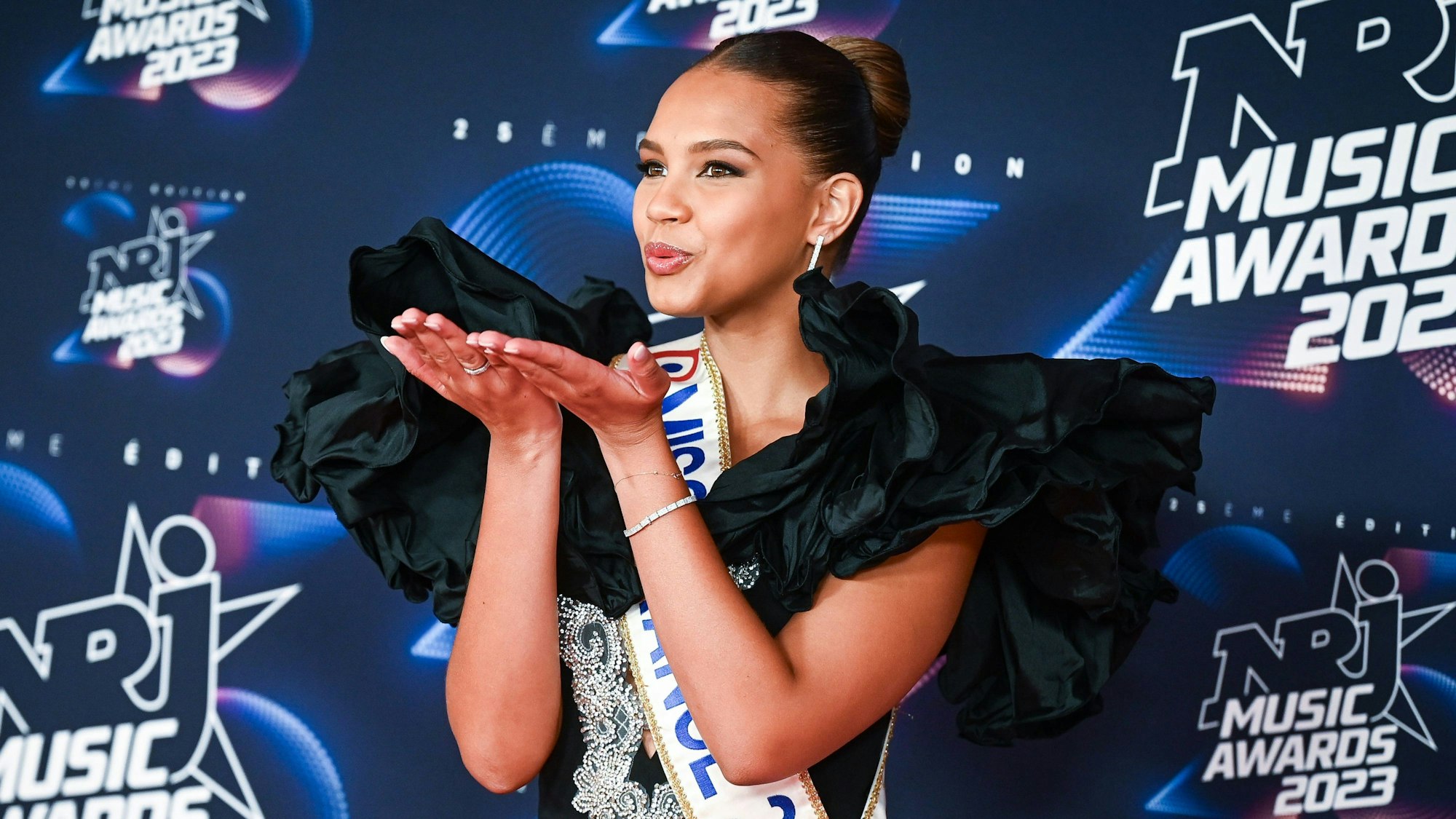 Indira Ampiot als Miss Frankreich auf dem Roten Teppich bei einer Preisverleihung.