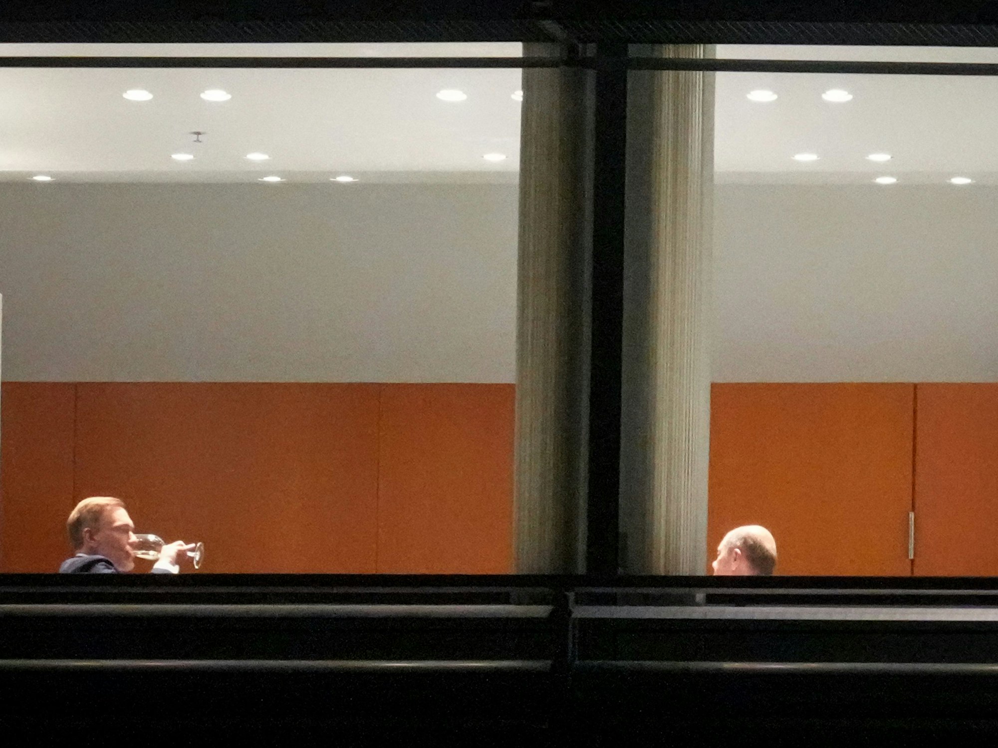 Im Kanzleramt brannte am Sonntagabend (3. November 2024) zu später Stunde noch Licht. Scholz und Lindner trafen sich dort zu einem Zweier-Gespräch.