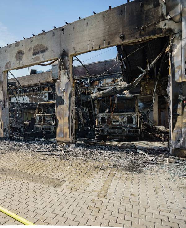In der Fahrzeughalle stehen ausgebrannte Einsatzfahrzeuge. Das neue Gerätehaus der Freiwilligen Feuerwehr Stadtallendorf ist komplett mit Fahrzeugen und Ausrüstung abgebrannt, ein Millionenschaden.