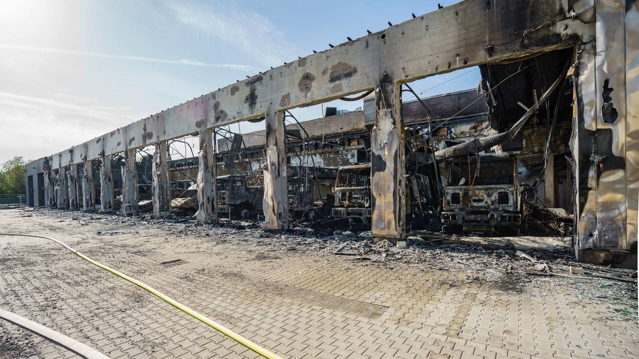 In der Fahrzeughalle stehen ausgebrannte Einsatzfahrzeuge. Das neue Gerätehaus der Freiwilligen Feuerwehr Stadtallendorf ist komplett mit Fahrzeugen und Ausrüstung abgebrannt, ein Millionenschaden.