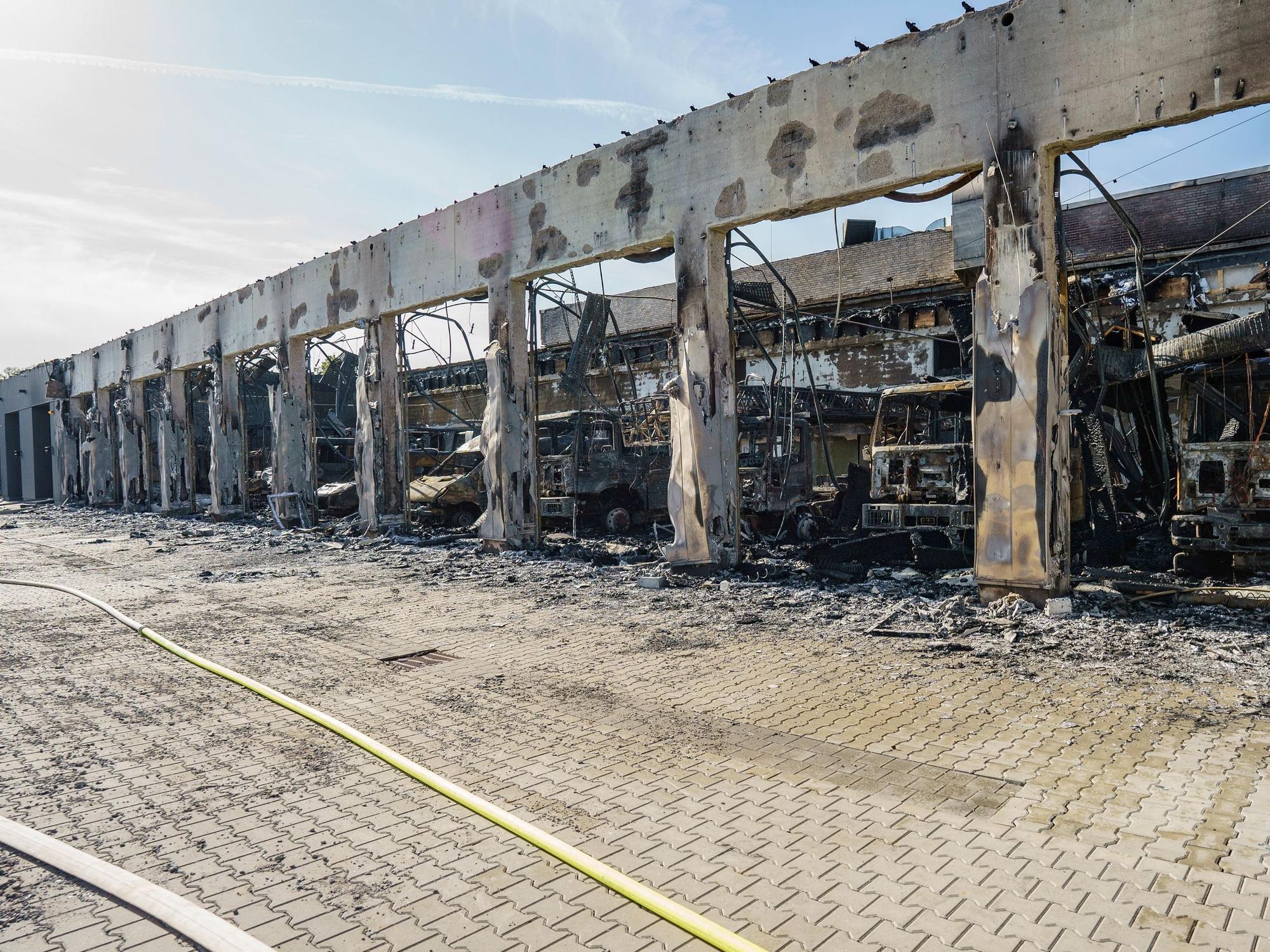 In der Fahrzeughalle stehen ausgebrannte Einsatzfahrzeuge. Das neue Gerätehaus der Freiwilligen Feuerwehr Stadtallendorf ist komplett mit Fahrzeugen und Ausrüstung abgebrannt, ein Millionenschaden.