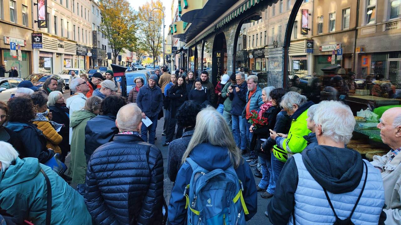 Viele Menschen auf der Kölner Keupstraße stehen zusammen.