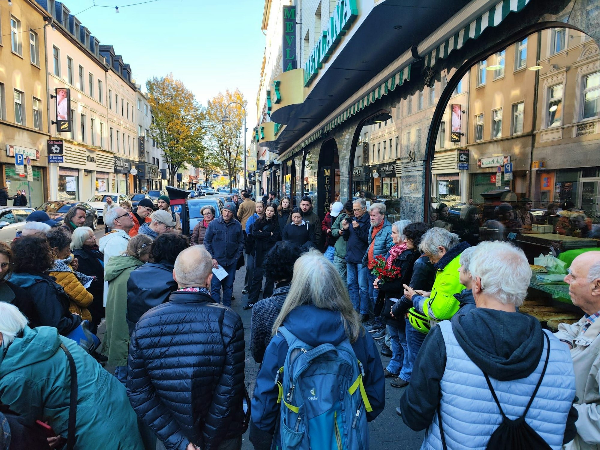 Viele Menschen auf der Kölner Keupstraße stehen zusammen.