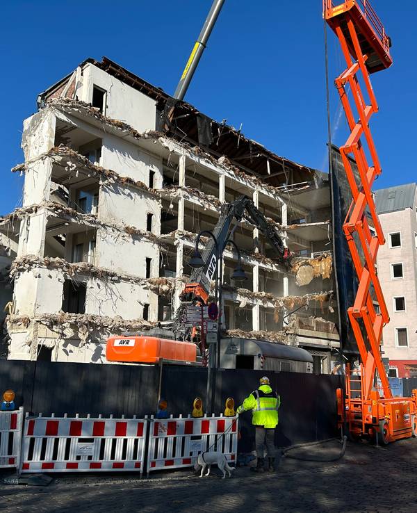 Foto eines kaputten Gebäudes am Kölner Heumarkt, das gerade abgerissen wird.