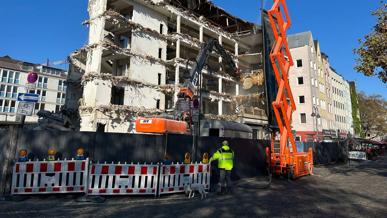 Foto eines kaputten Gebäudes am Kölner Heumarkt, das gerade abgerissen wird.