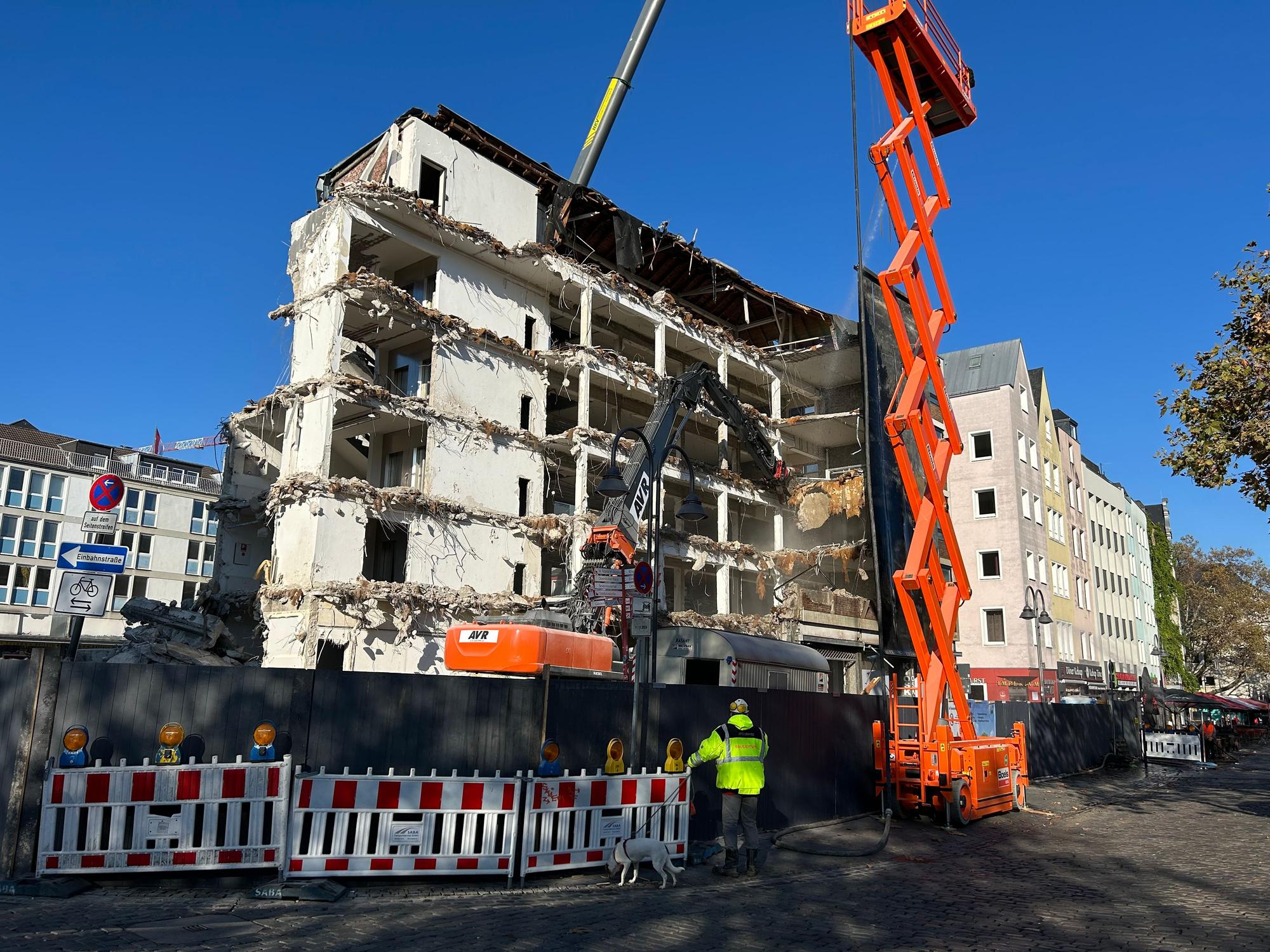 Foto eines kaputten Gebäudes am Kölner Heumarkt, das gerade abgerissen wird.