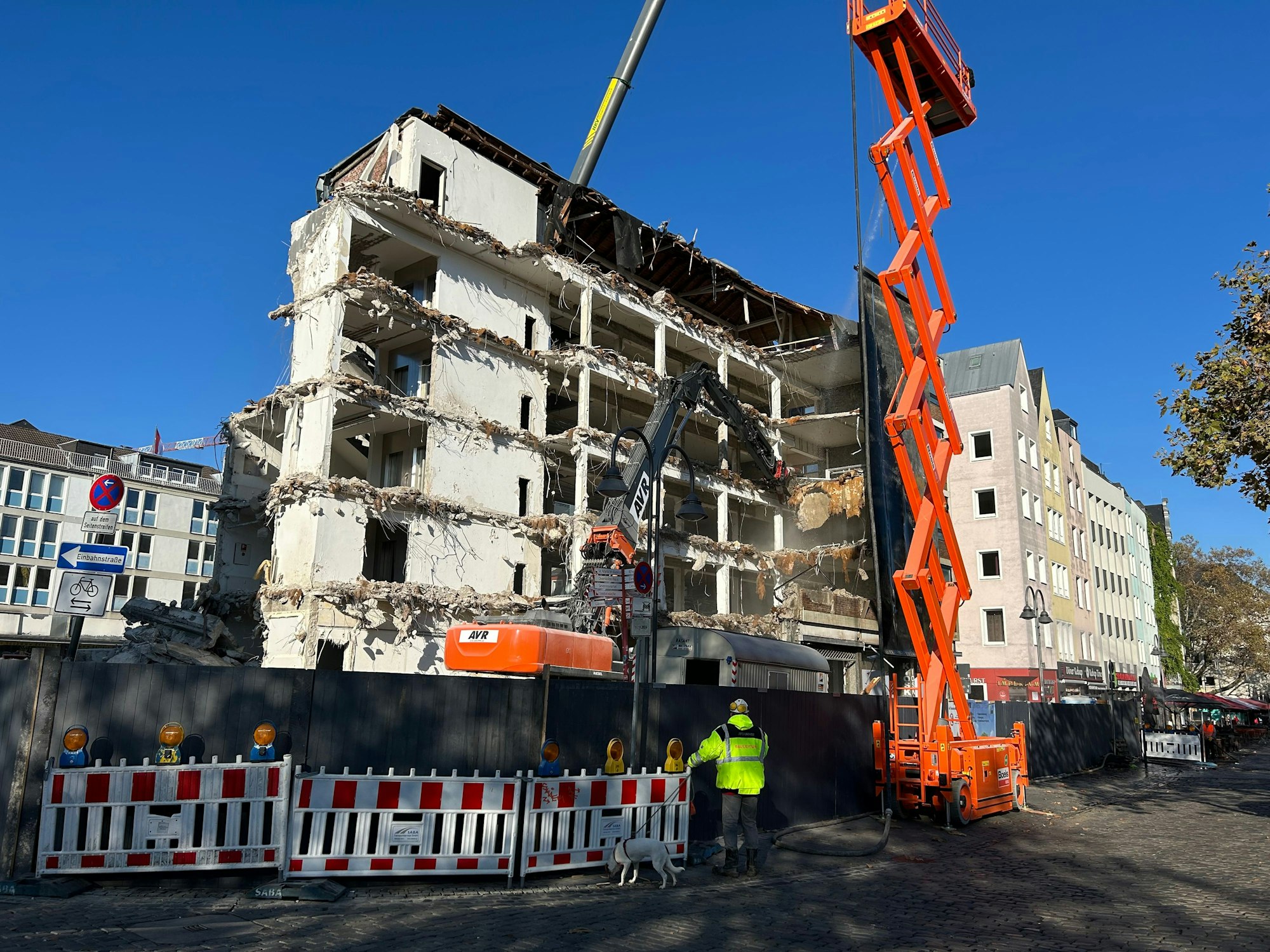 Foto eines kaputten Gebäudes am Kölner Heumarkt, das gerade abgerissen wird.