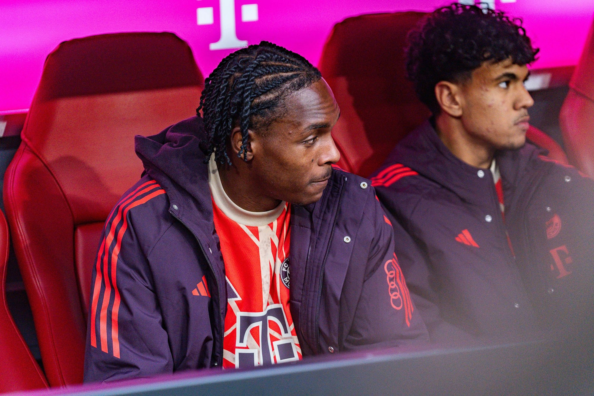 Mathys Tel sitzt bei einem Spiel des FC Bayern auf der Ersatzbank.