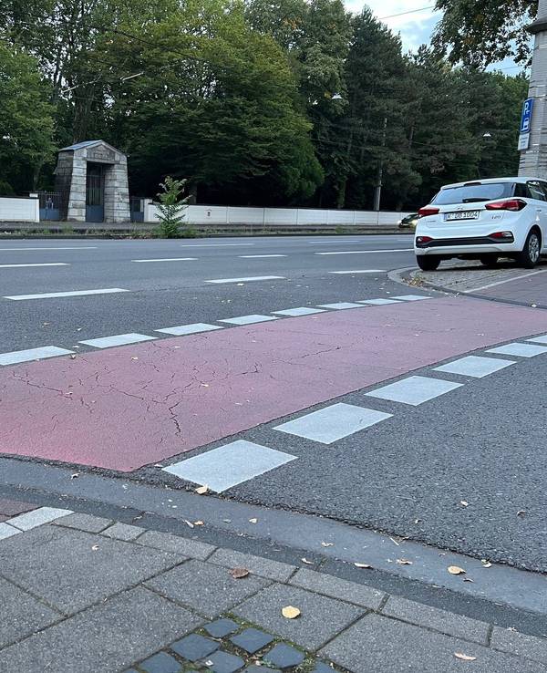 Foto eines Fahrradwegs auf der Aachener Straße in Köln. Hier wurde 1992 die Leiche von Andrea W. gefunden.