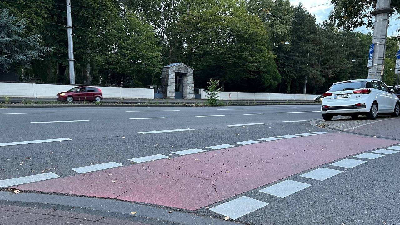 Foto eines Fahrradwegs auf der Aachener Straße in Köln. Hier wurde 1992 die Leiche von Andrea W. gefunden.