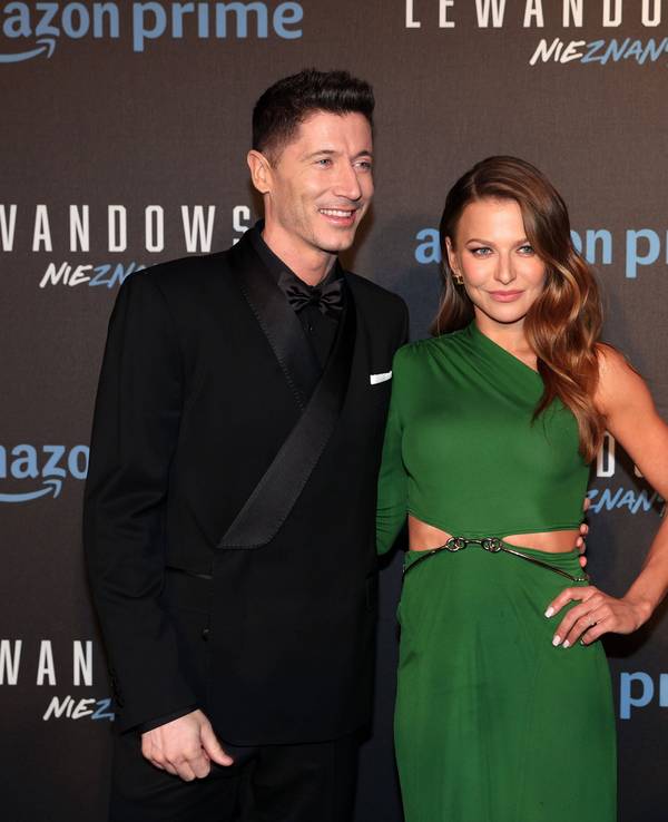 Barcelona-Stürmer Robert Lewandowski gemeinsam mit seiner Ehefrau Anna am 28. März 2023 in Warschau.