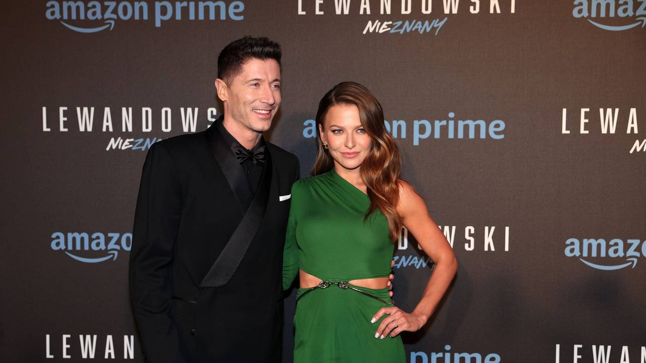 Barcelona-Stürmer Robert Lewandowski gemeinsam mit seiner Ehefrau Anna am 28. März 2023 in Warschau.