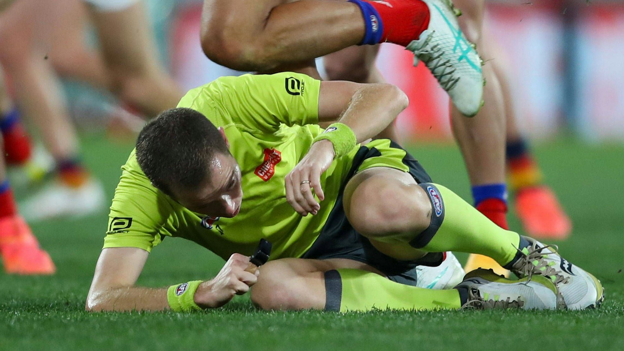 Schiedsrichter Leigh Haussen bei einem Spiel im Austalian Football.