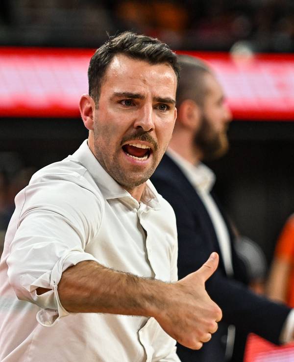 Hamburg-Trainer Benka Barloschky beim Spiel der Basketball-Bundesliga in Ulm.