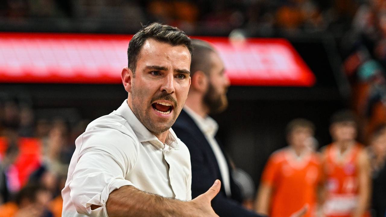 Hamburg-Trainer Benka Barloschky beim Spiel der Basketball-Bundesliga in Ulm.