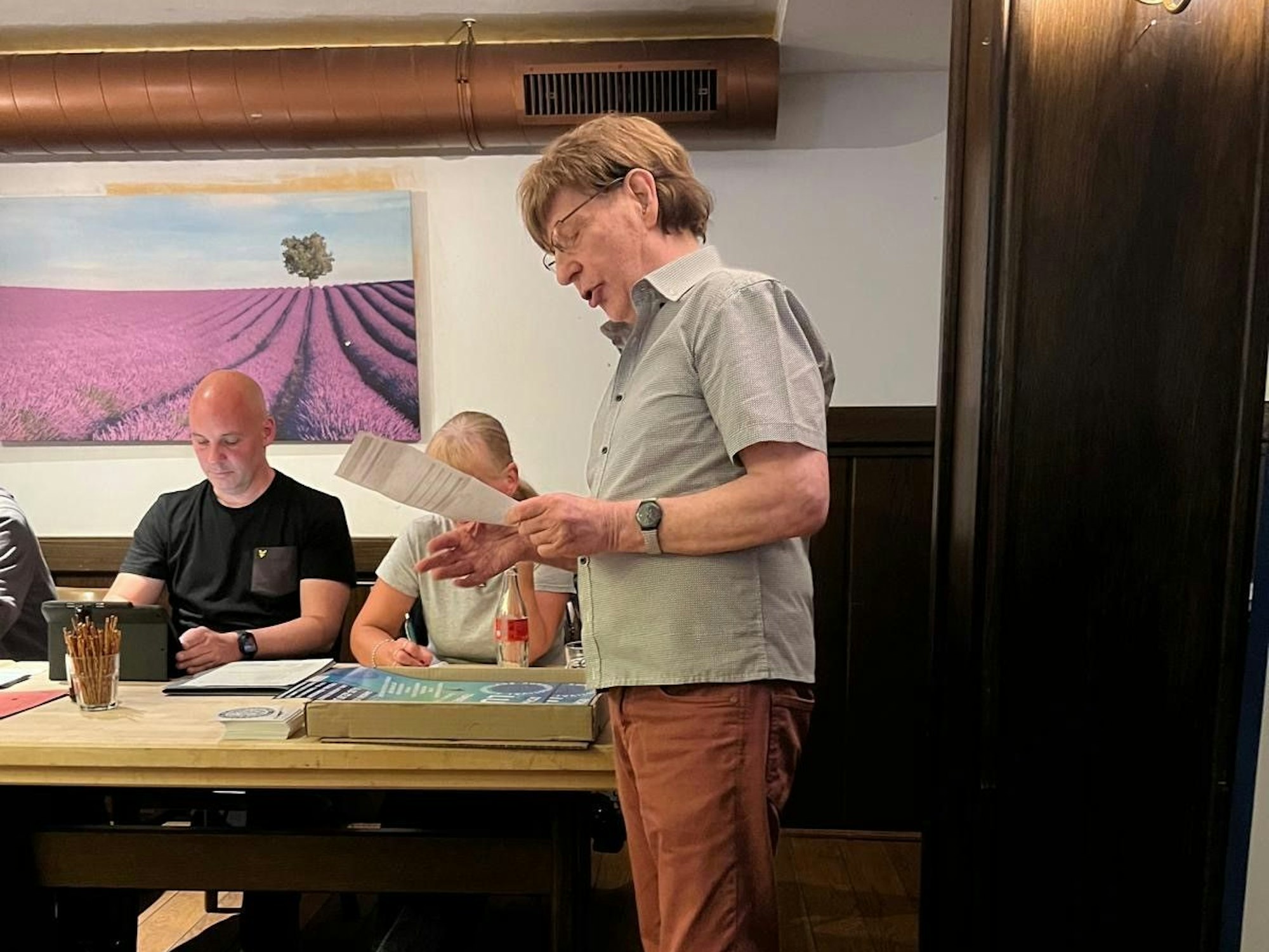 Georg Vonderlehr hält einen Vortrag, im Hintergrund links der Vorsitzende Sascha Ruf.