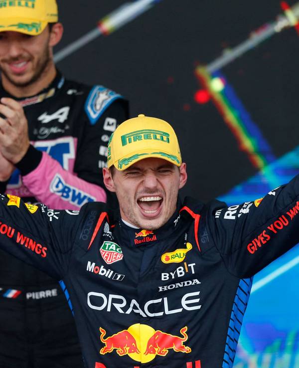 Max Verstappen jubelt auf dem Podium über seinen Sieg in der Formel 1.